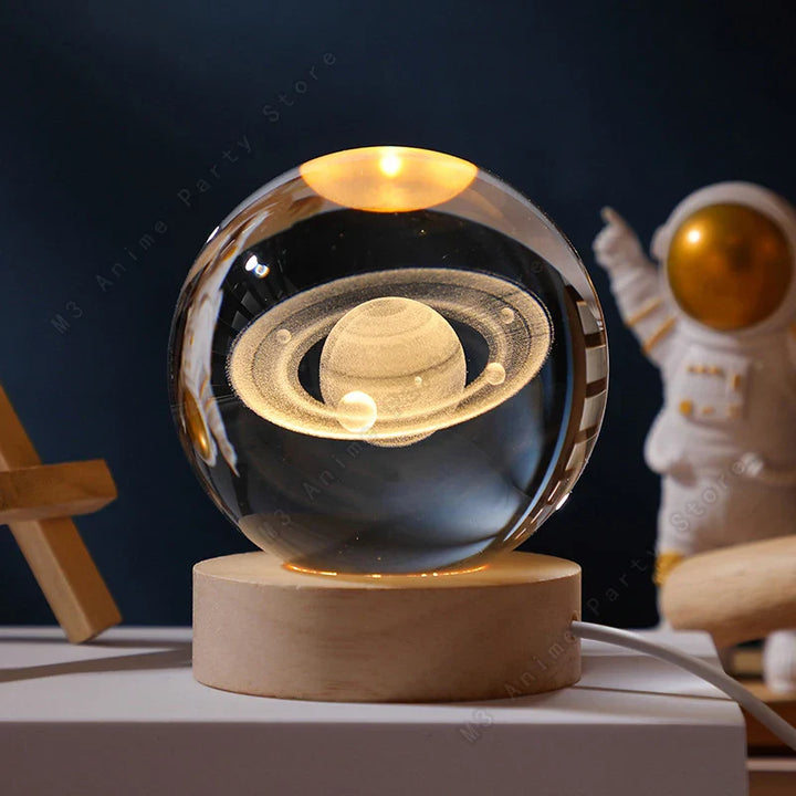 Flot 3D krystalkugle til hjemmeindretning med Månen, Saturn & galaksen. En unik lysdekoration.