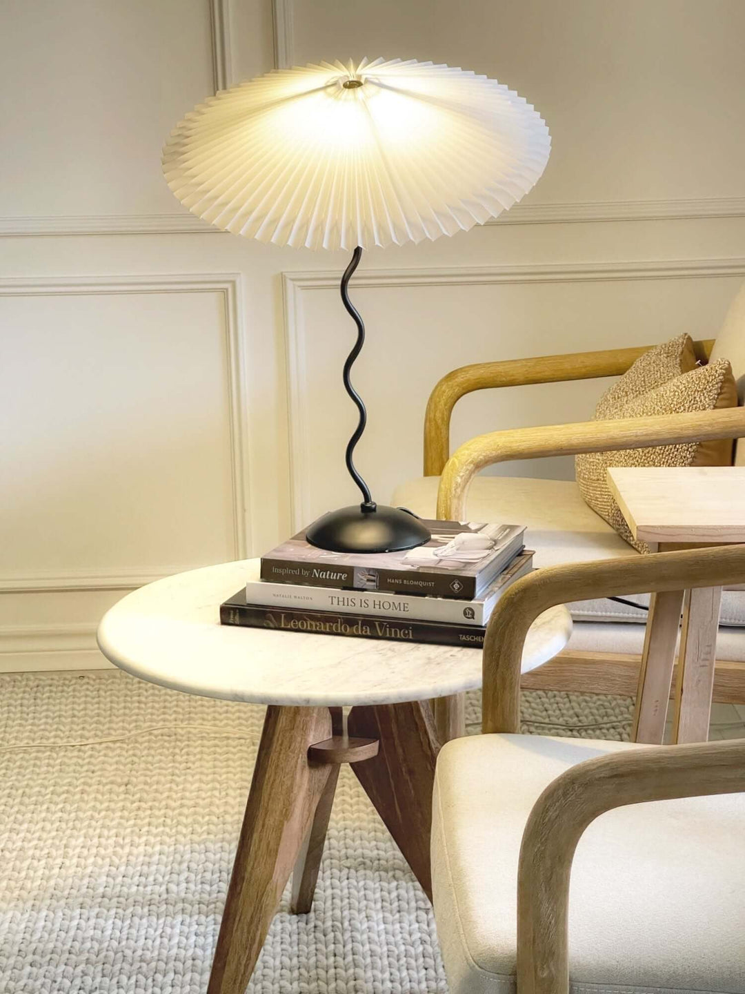 Moderne bølget desigbordlampe i metal