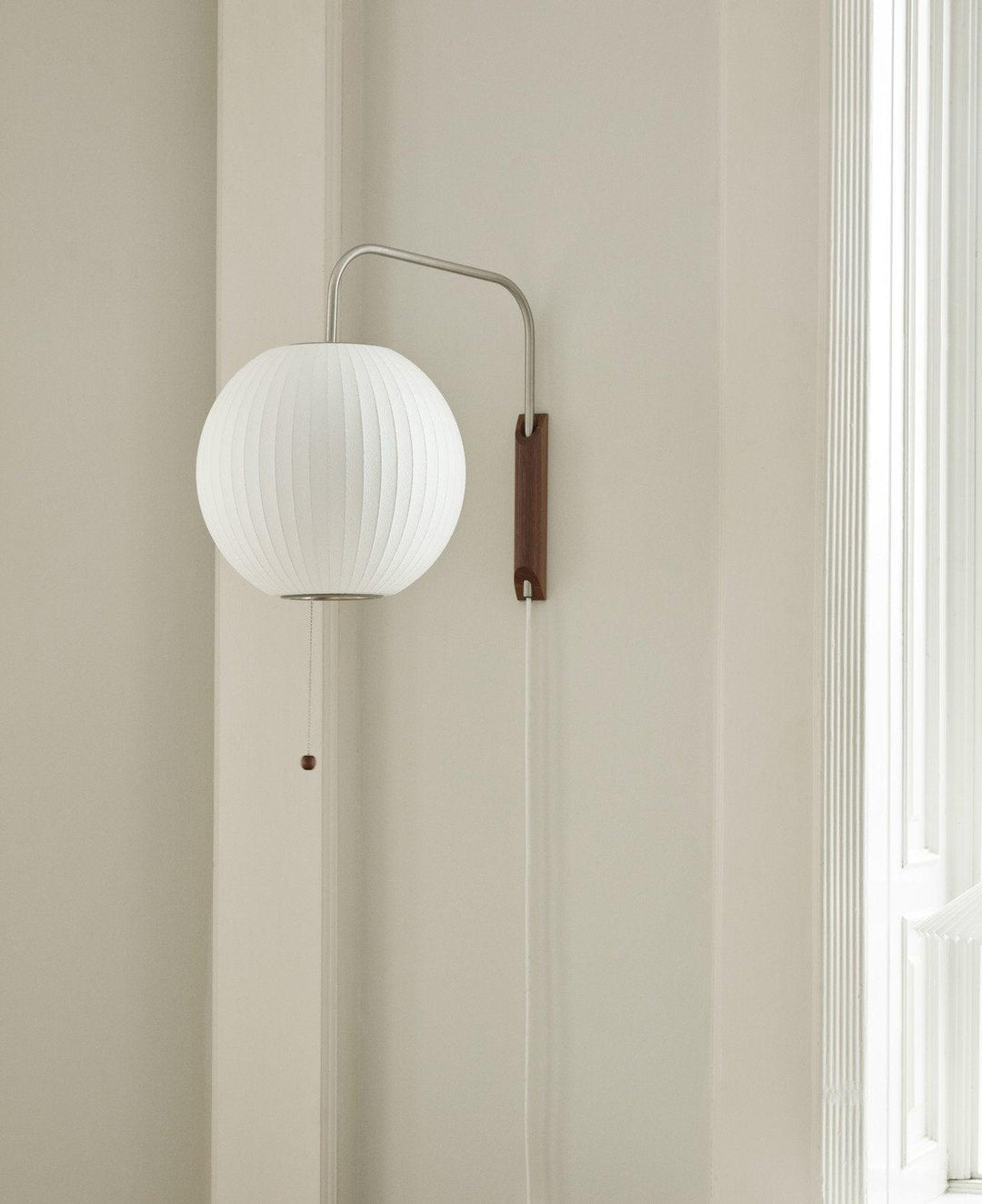 Moderne væglampe med kugledesign og varmt hvidt lys