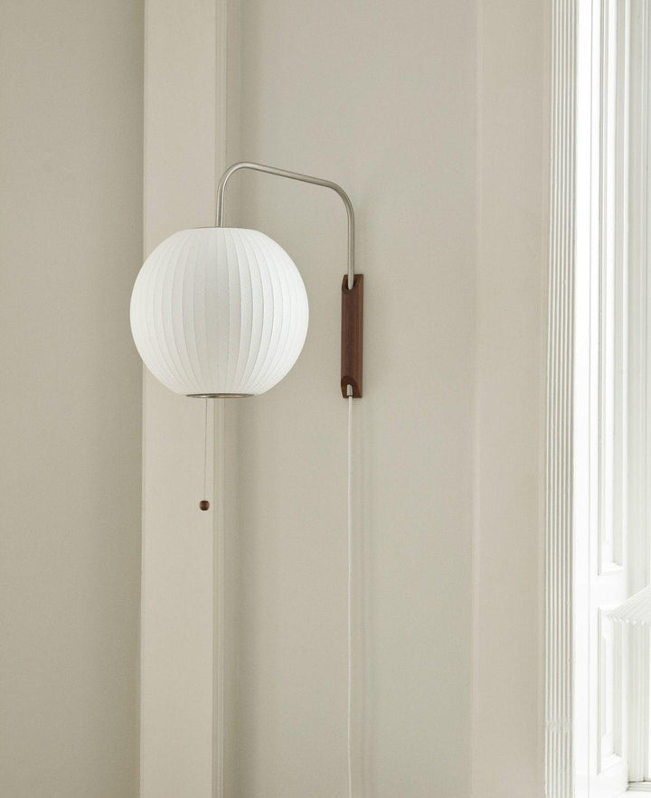 Moderne væglampe med kugledesign og varmt hvidt lys