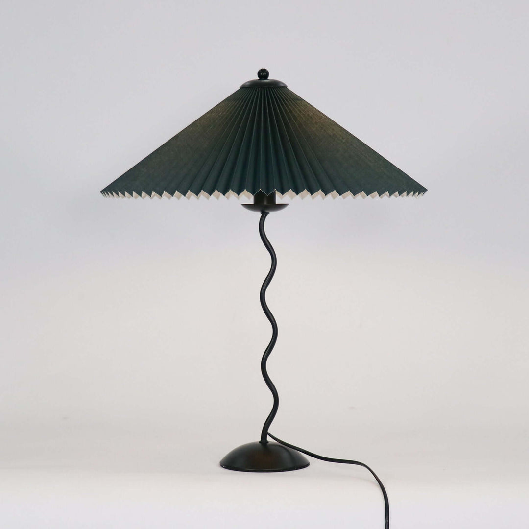 Moderne bølget desigbordlampe i metal