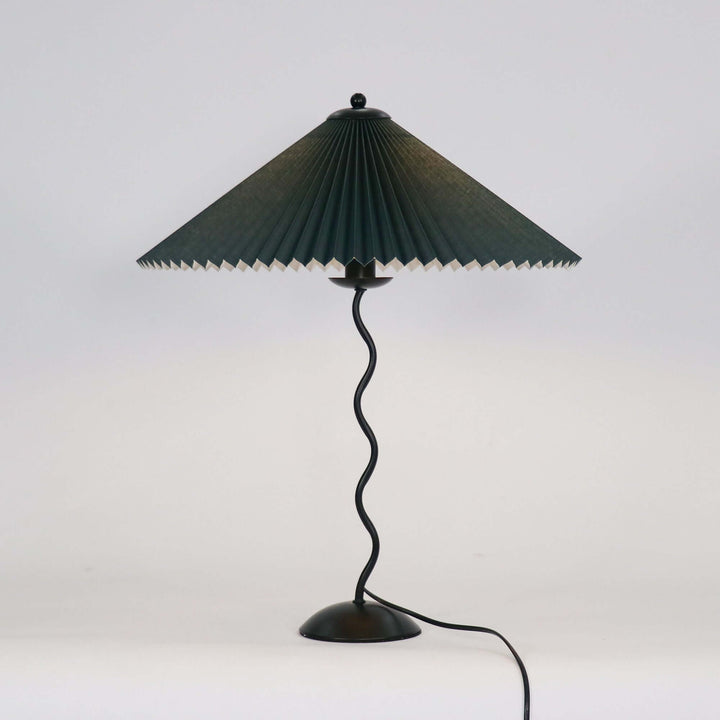 Moderne bølget desigbordlampe i metal