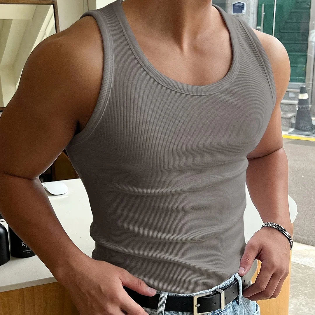 Afslappet mørkegrå tanktop for mænd. Optimal åndbarhed og komfort til varme sommerdage.