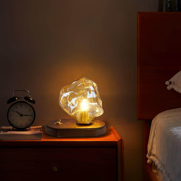 Bordlampe af glas i isstensdesign