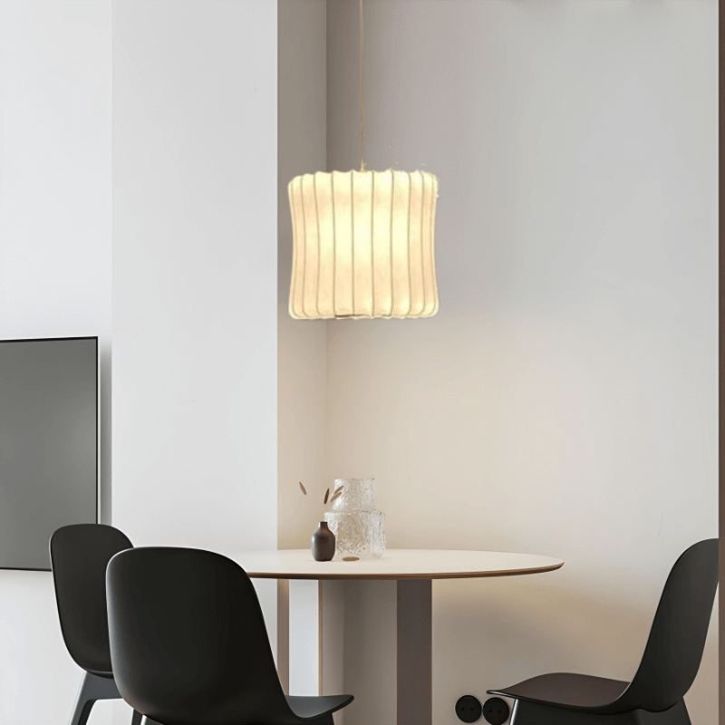 Moderne halvtømmer pendellampe i stilrent design