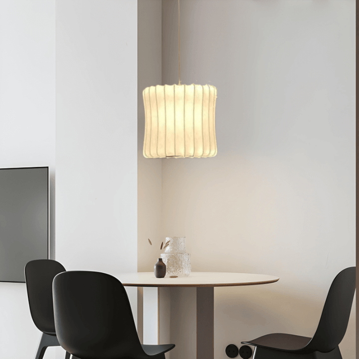 Moderne halvtømmer pendellampe i stilrent design