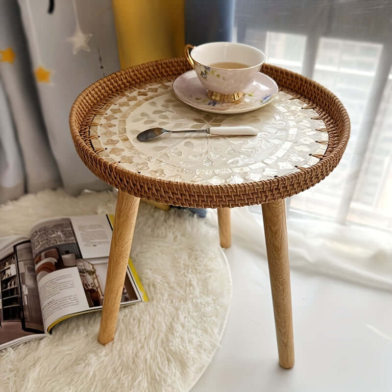 Rund rattan sidebord i naturtræ
