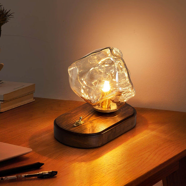 Bordlampe af glas i isstensdesign