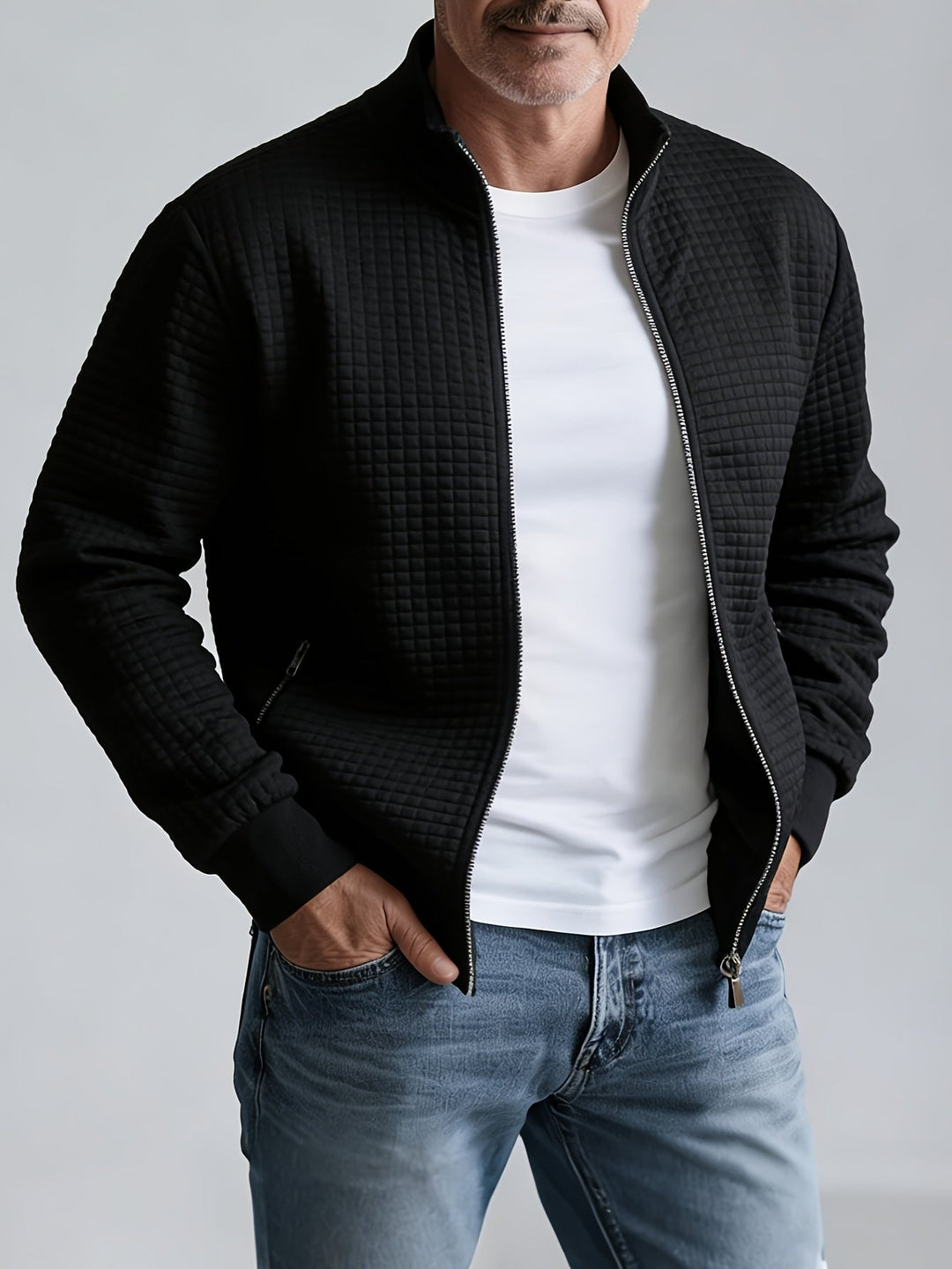 Quiltet herrejakke med elegant stående krave. Zip-up og lynlåslommer, giver et stilrent og casual look.