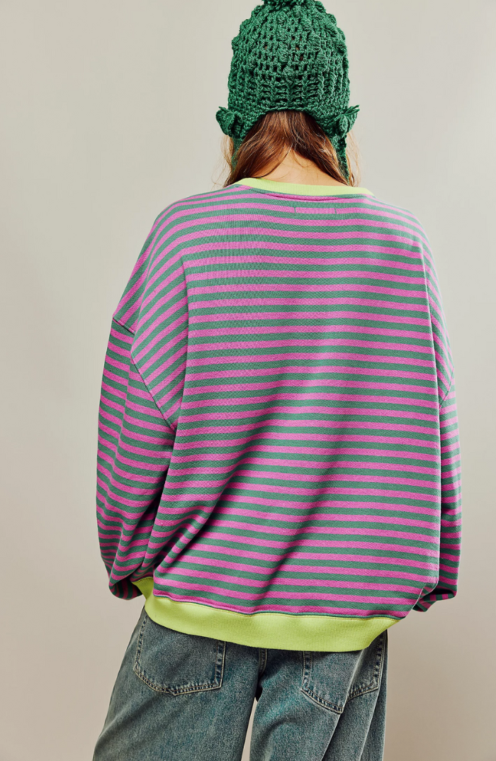 Afslappet dame strik sweater med stilfulde striber. Perfekt forårsmode for hverdagsbrug.