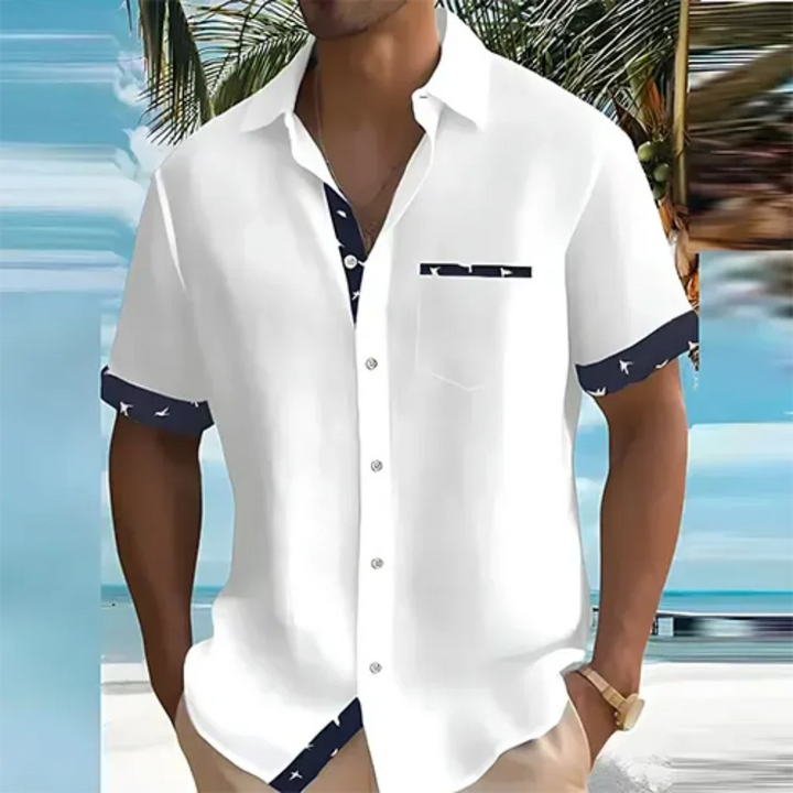 Moderne herreskjorte med kort ærme. Afslappet pasform til mænds sommergarderobe og stilfuld mode.