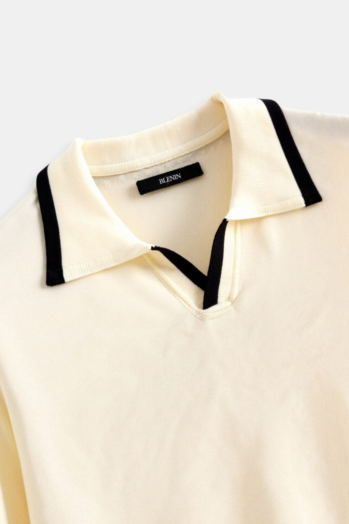 Beige herre t-shirt med korte ærmer og smart kontrastkrave. En alsidig polotrøje til mænd.