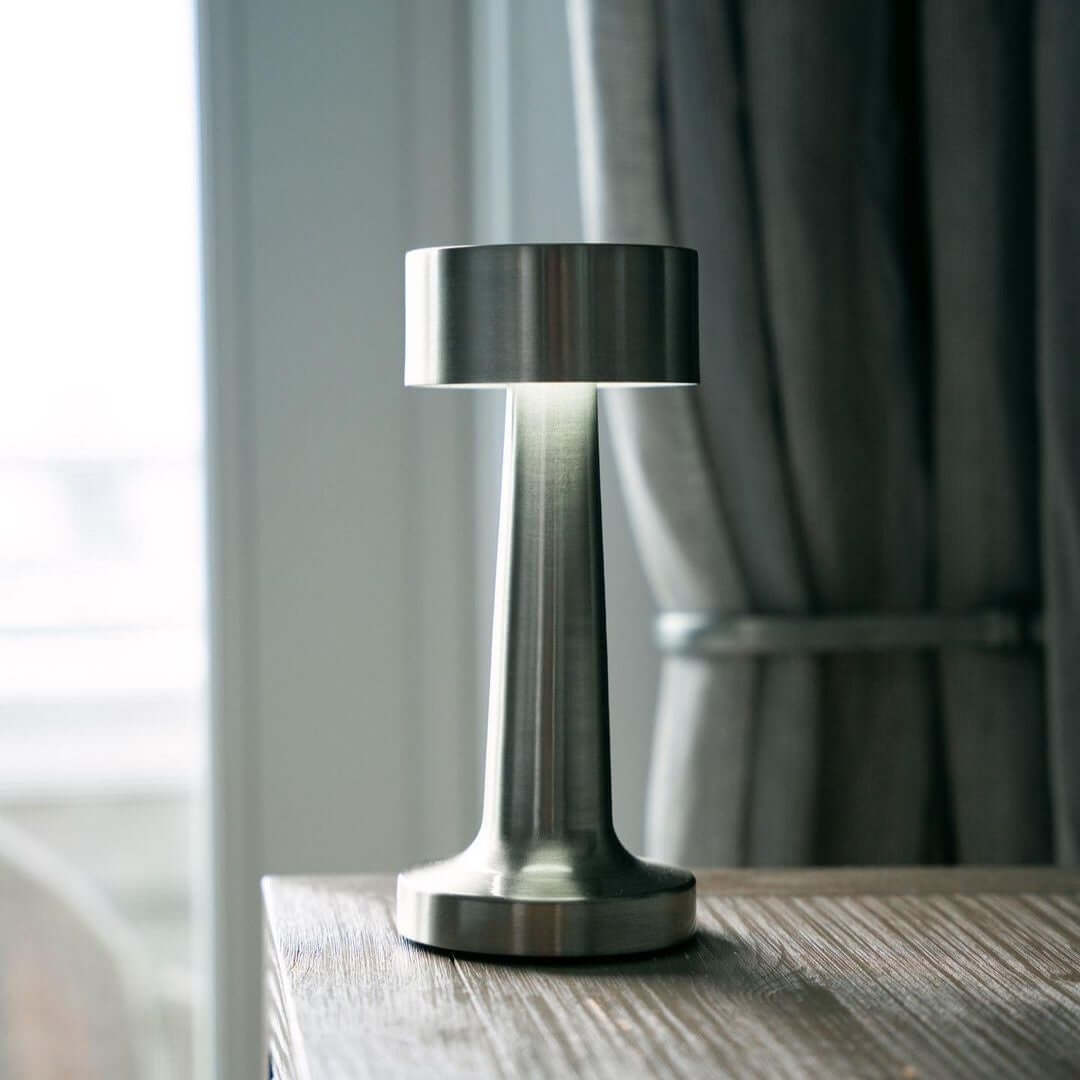 Dæmpbar LED bordlampe i moderne design