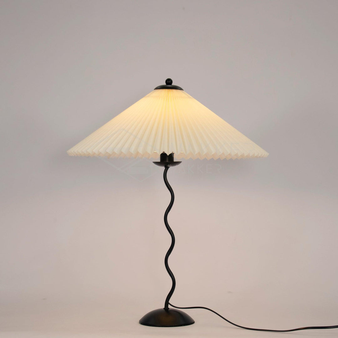 Moderne bølget desigbordlampe i metal
