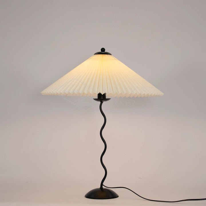 Moderne bølget desigbordlampe i metal