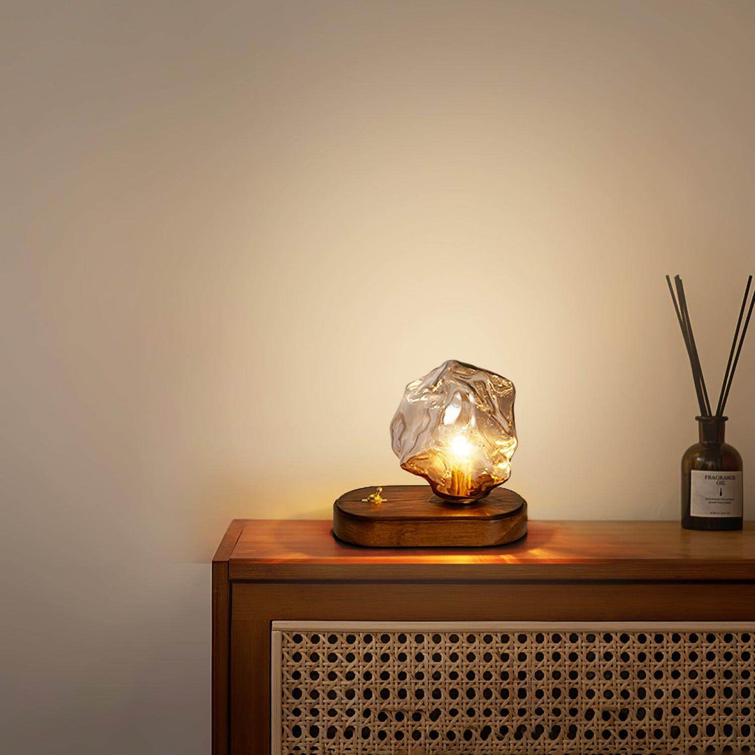 Bordlampe af glas i isstensdesign