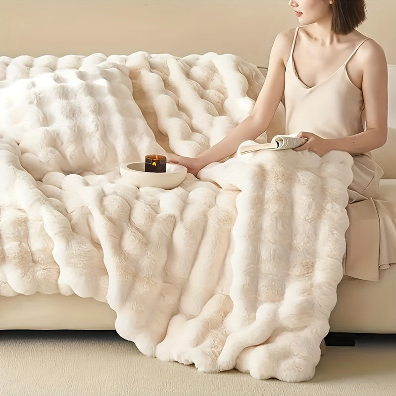 Hyggeligt sofatæppe af blødt faux fur. Skaber varme og komfort i stuen på vinterdage.