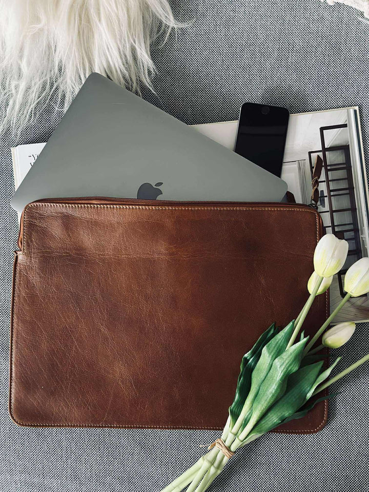 Elegant slank laptop sleeve i brun, perfekt til 13" bærbar computer på farten eller kontoret.