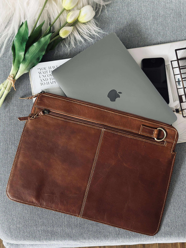 Beskyttende laptop taske i brunt design til sikker transport af din bærbar computer.