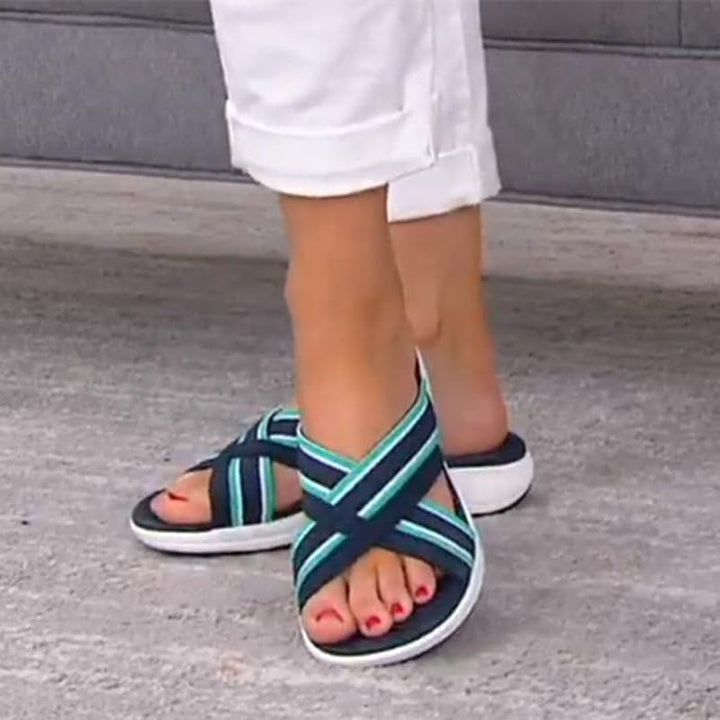 Behagelige casual sandaler til kvinder med flad sål. Ideelle sommer sandaler med krydsede stropper.