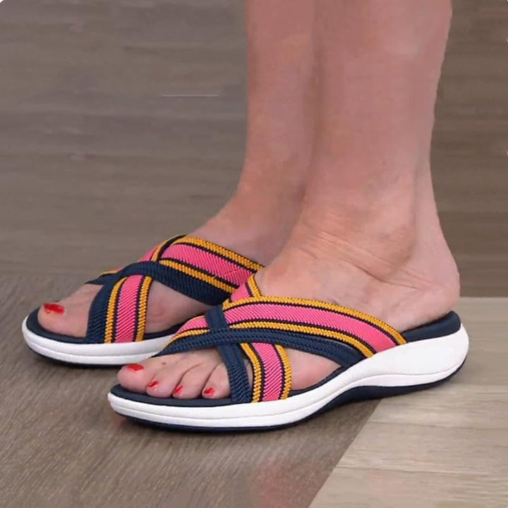 Komfort sandaler til kvinder med ergonomisk sål og krydsede stropper. Ideel til lange gåture om sommeren.