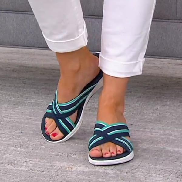 Nærbillede af kvinders sandaler med elegante, krydsede stropper. Detalje af mode sandaler i høj kvalitet.