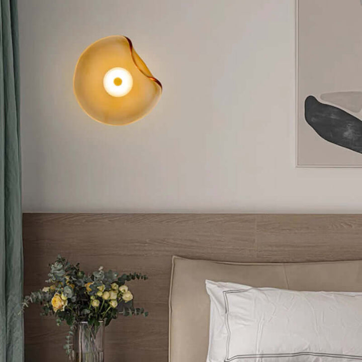 Moderne LED-væglampe med røgfarvet glas