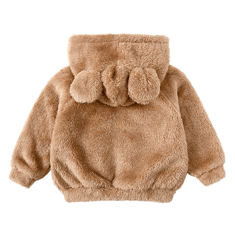 Detaljeret billede af knaplukningen på baby bamsjakken