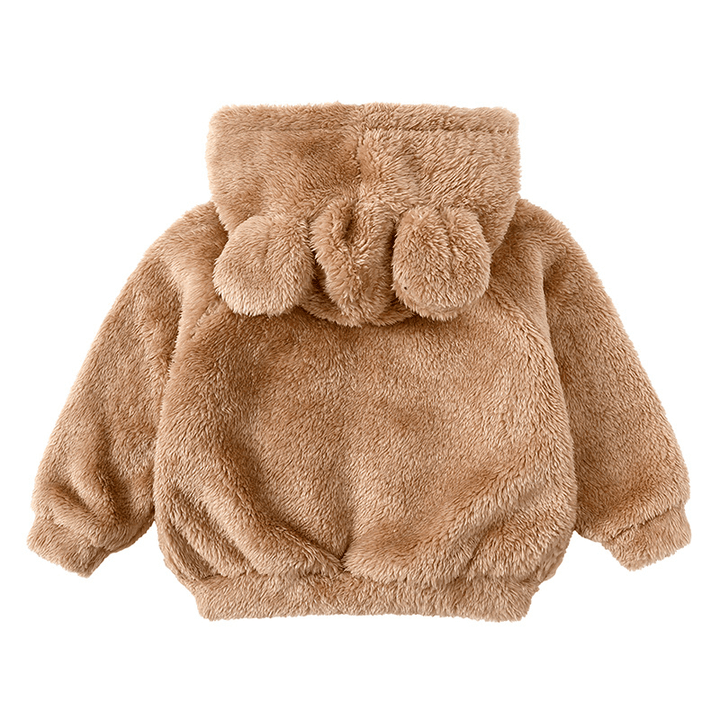 Detaljeret billede af knaplukningen på baby bamsjakken