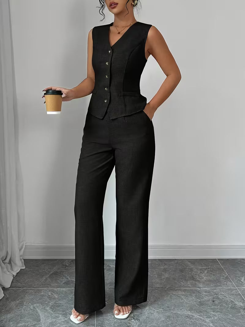 Alsidigt dame vest og buksesæt i tidløst design. Komfortable wide-leg bukser og elegant vest med knapper.