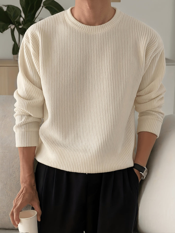 Afslappet herre ribstrikket pullover med rund hals. Løs pasform giver komfortabel hverdagssweater.