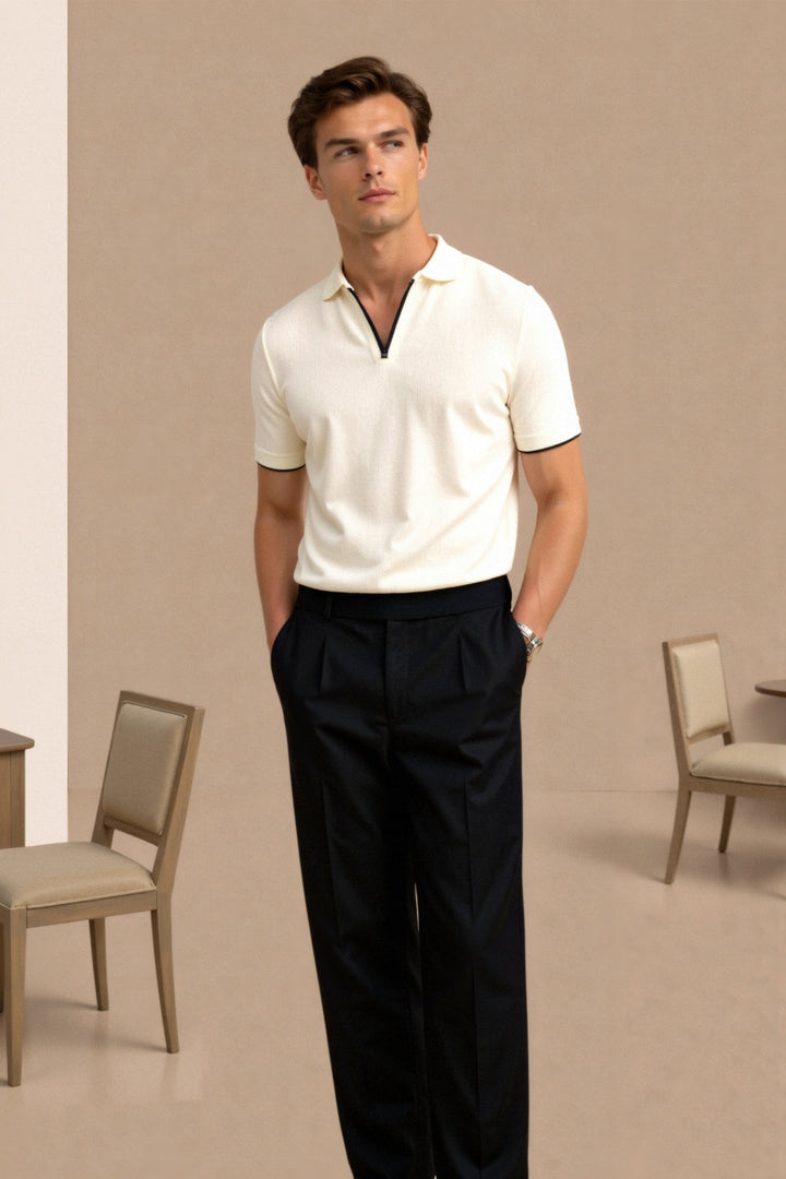 Stilfuld herrepolo i beige med sorte detaljer og krave. Perfekt til et elegant sommeroutfit.