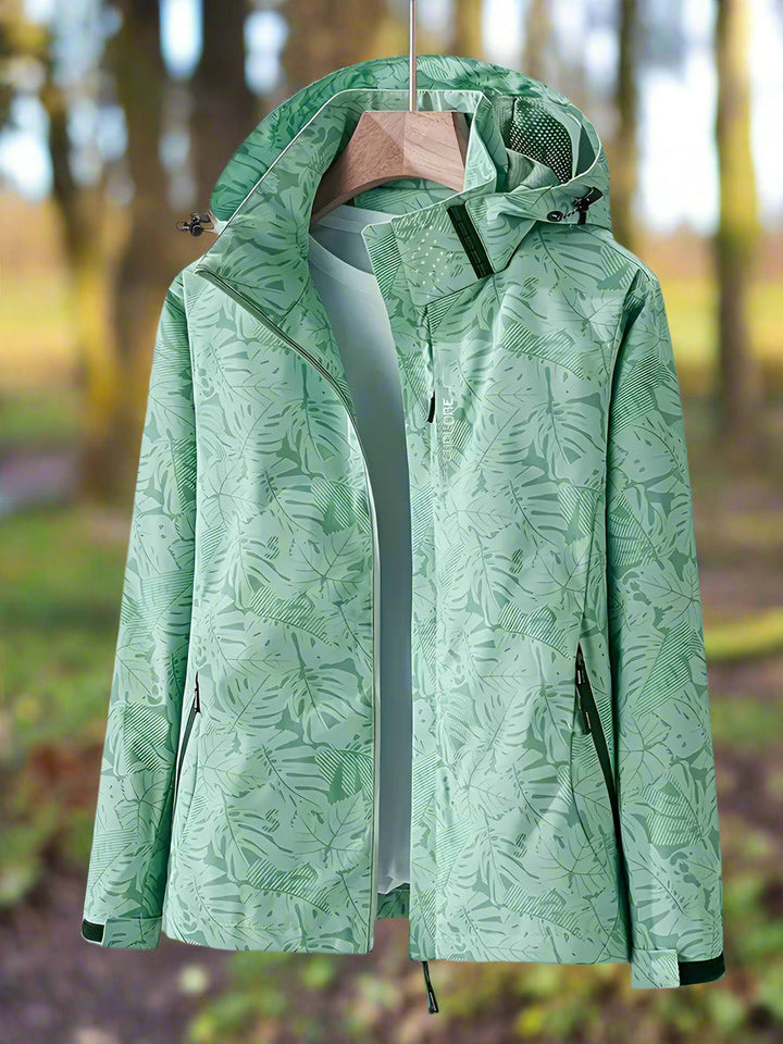 Stilfuld dame sommerjakke med vandtæt design, åndbar komfort og unikt bladmønster. Perfekt til forår/efterår.