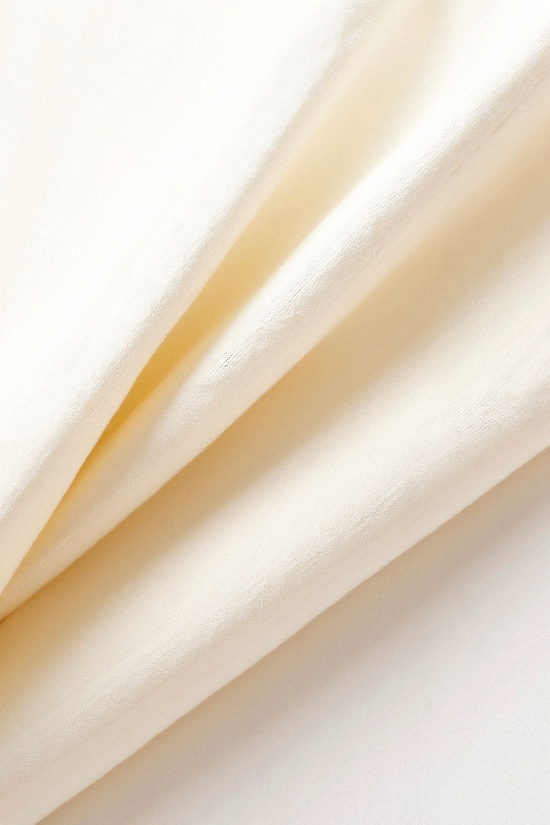 Moderne herrepolo i beige til sommer med korte ærmer og en skarp sort kontrastkrave.