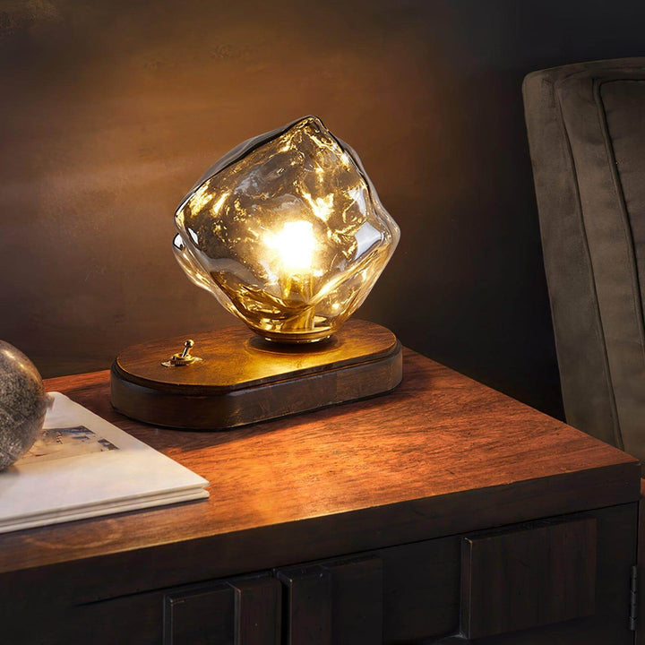 Bordlampe af glas i isstensdesign