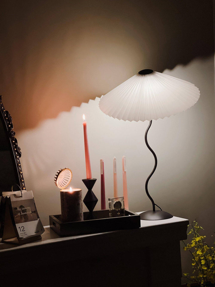 Moderne bølget desigbordlampe i metal