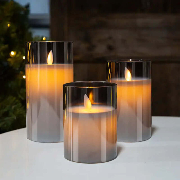 Realistiske LED-stearinlys med flammeeffekt og fjernbetjening