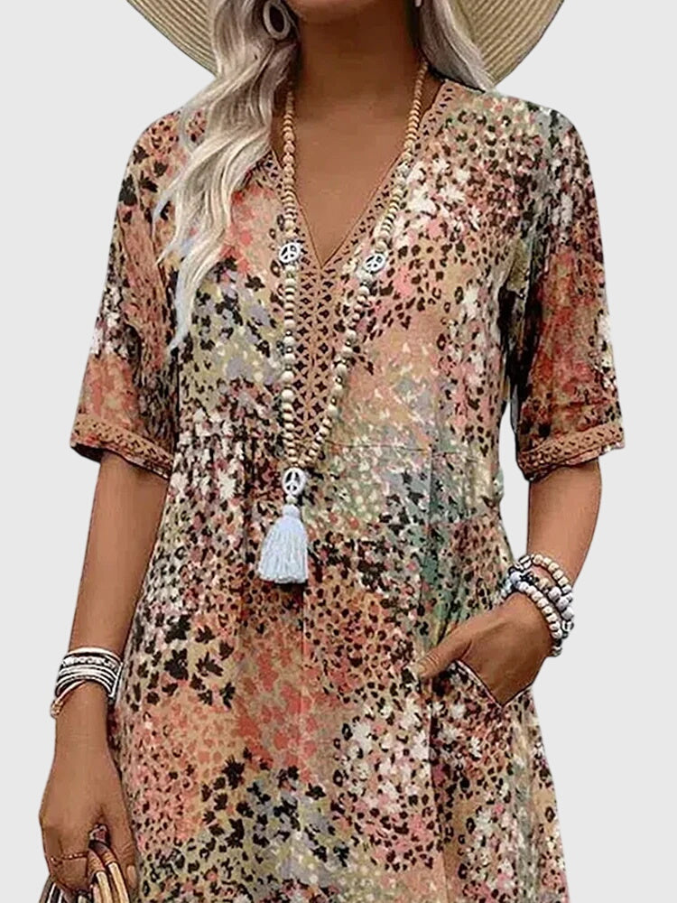 Alsidig kvinders sommer midikjole med flot print og V-hals; let at style til enhver lejlighed.