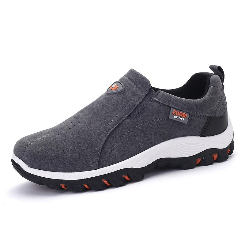 Lette sorte slip-on herresko. Designet for maksimal bevægelsesfrihed og komfort.