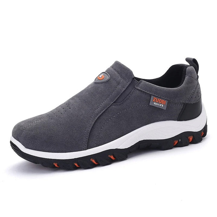 Lette sorte slip-on herresko. Designet for maksimal bevægelsesfrihed og komfort.