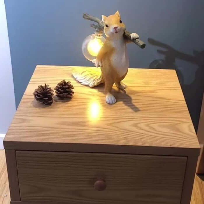 Dekorativ Egern Bordlampe med LED