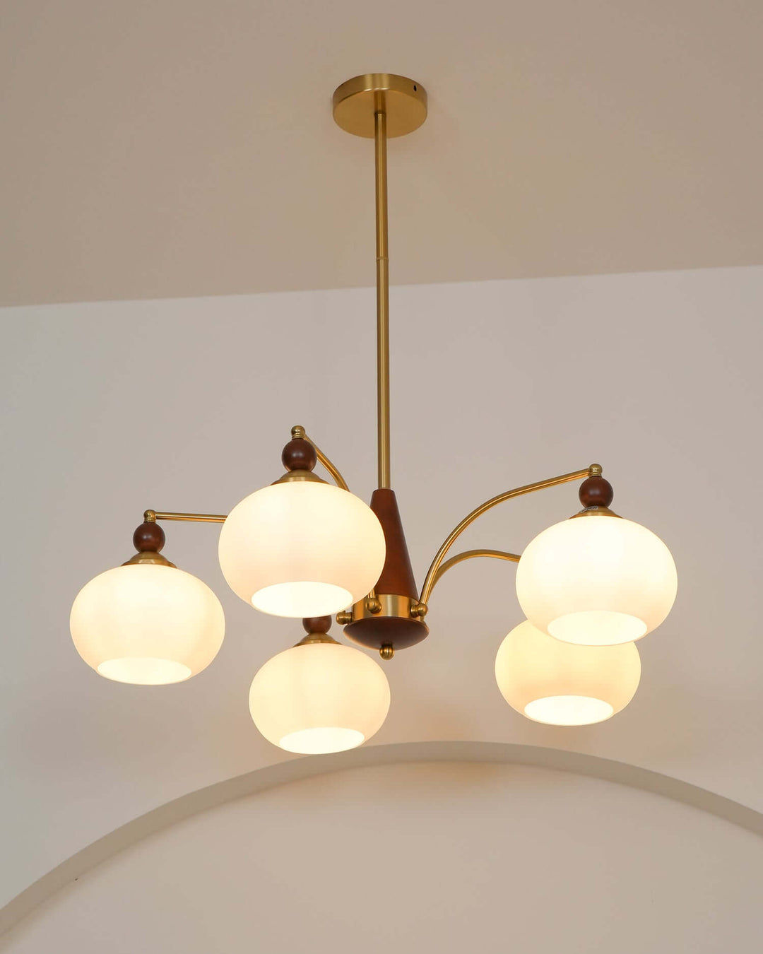 Elegant Retro Lysekrone i Træ og Messing