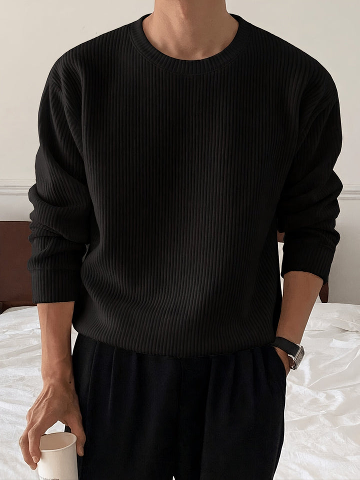 Detaljeret ribstrikket herresweater med rund hals & løs pasform. En klassisk & komfortabel pullover.