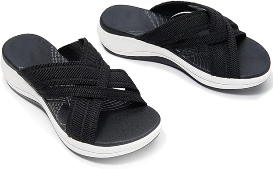 En kvinde bærer casual sandaler med krydsede stropper. Perfekt til varme sommerdage og afslappet stil.