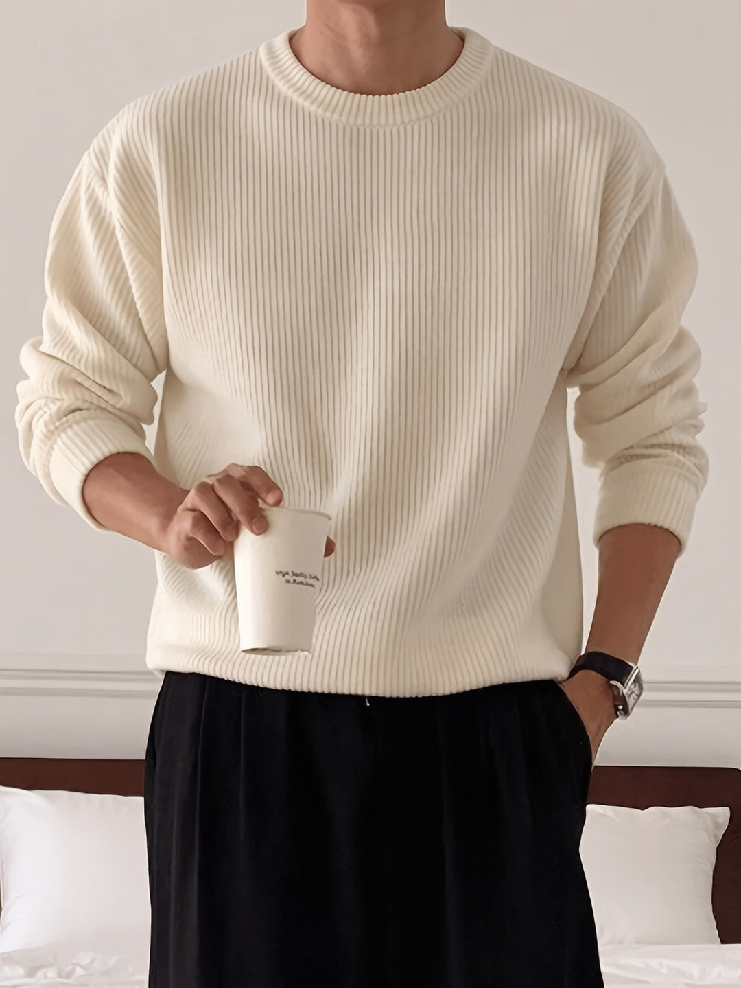 Komfortabel ribstrikket herresweater. Rund hals, løs pasform. Elegant til efterår/vinter.