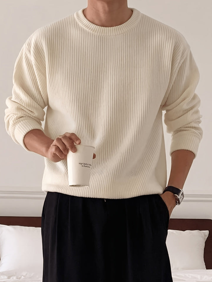 Komfortabel ribstrikket herresweater. Rund hals, løs pasform. Elegant til efterår/vinter.