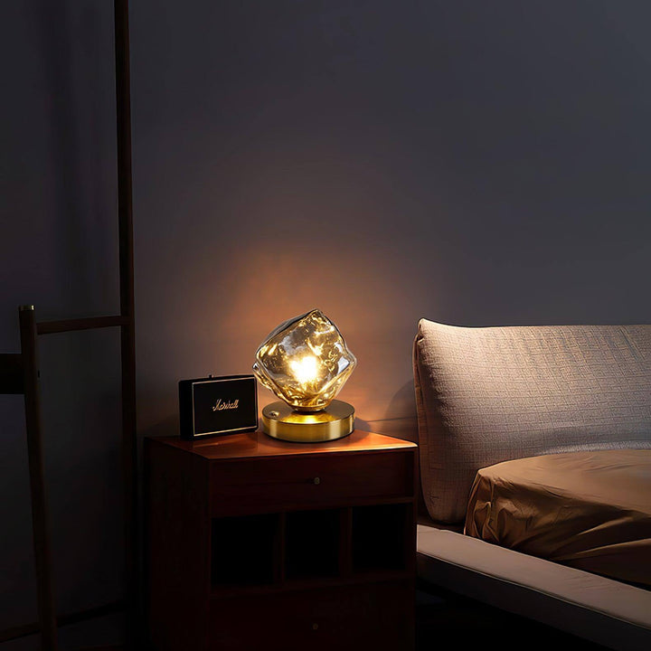 Bordlampe af glas i isstensdesign