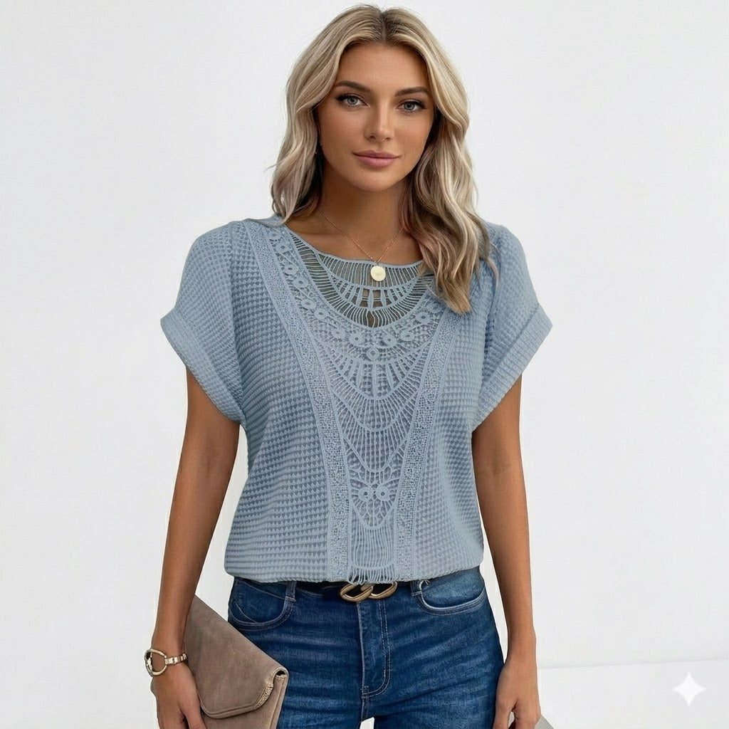 Kvinders elegant blondebluse i boheme stil, med afslappet pasform og hæklet detalje. Perfekt sommertop.