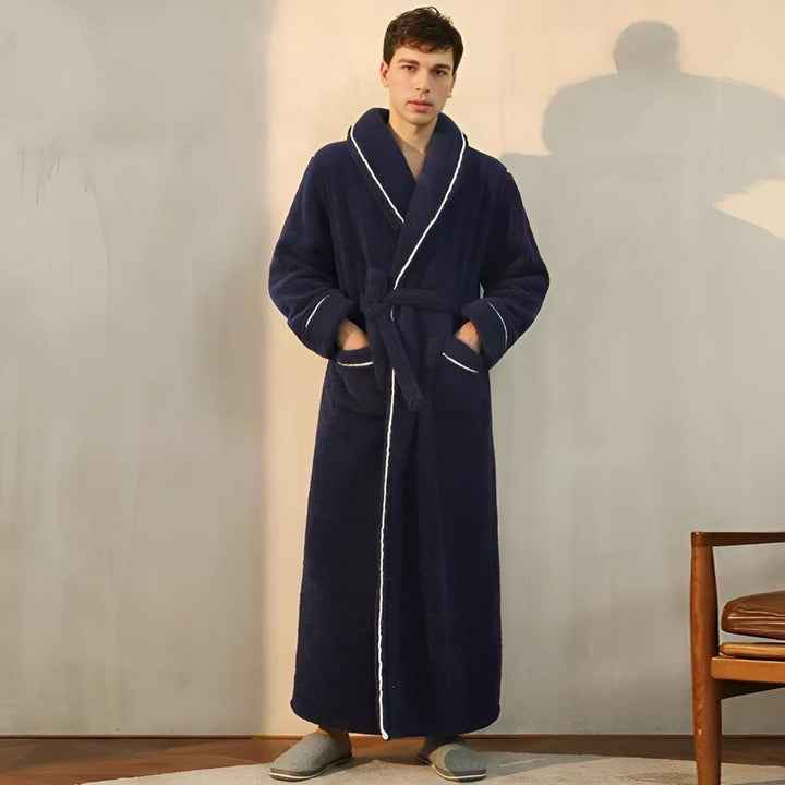 Nærbillede af den bløde, luvende tekstur på en varm unisex fleece badekåbe, der indbyder til hygge.