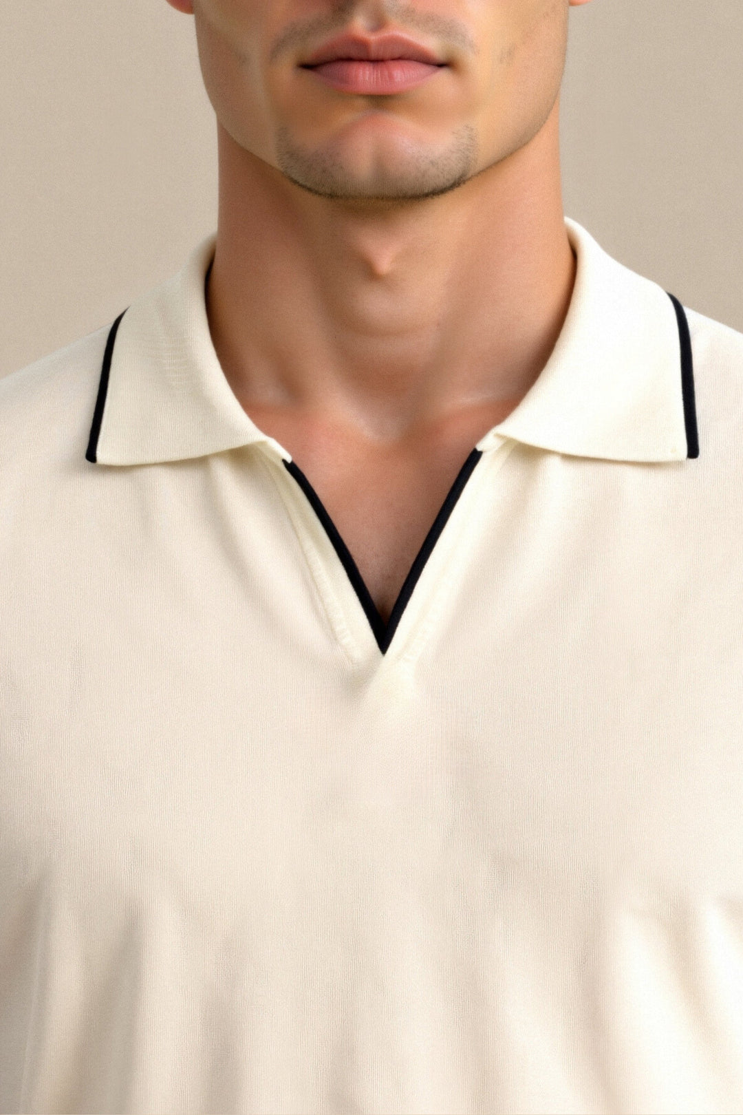 Klassisk beige kortærmet herre poloshirt med elegant sort kontrastkrave. Tidløs herremode.